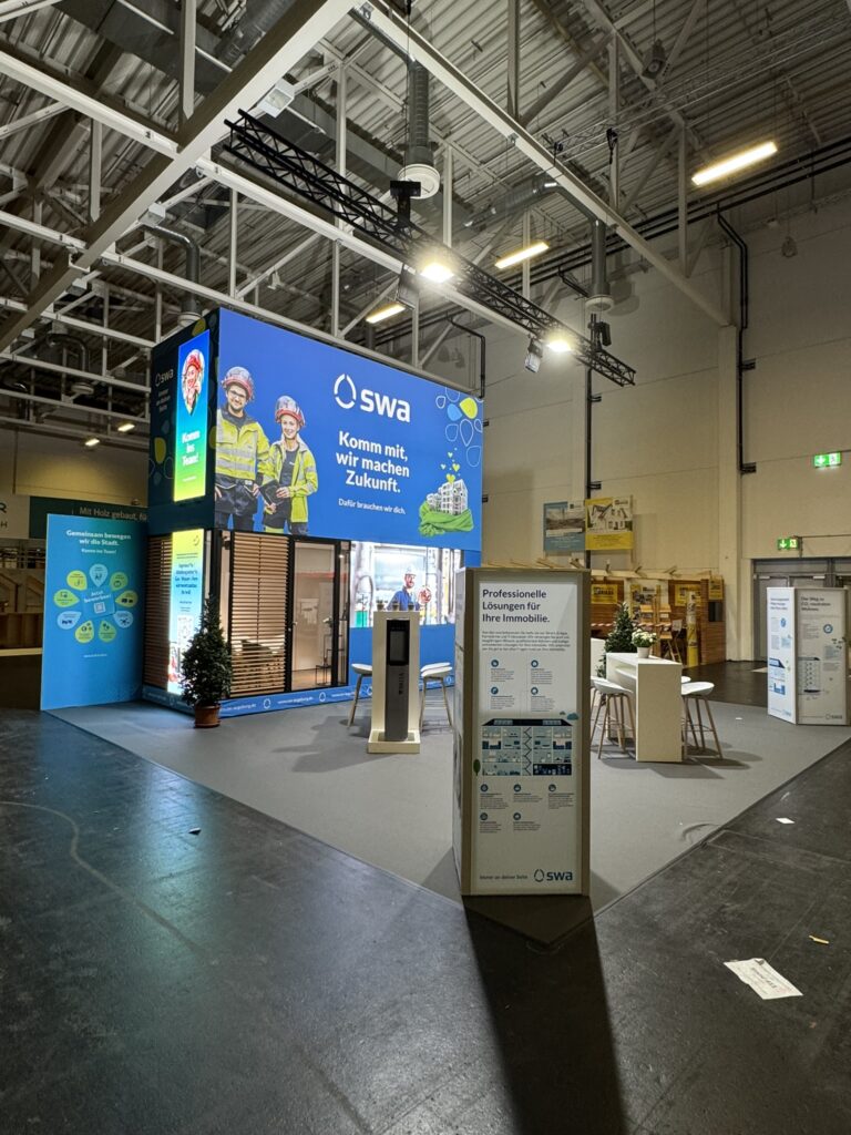 Zwei Felexboxen mit LED-Aufbau auf einer Messe